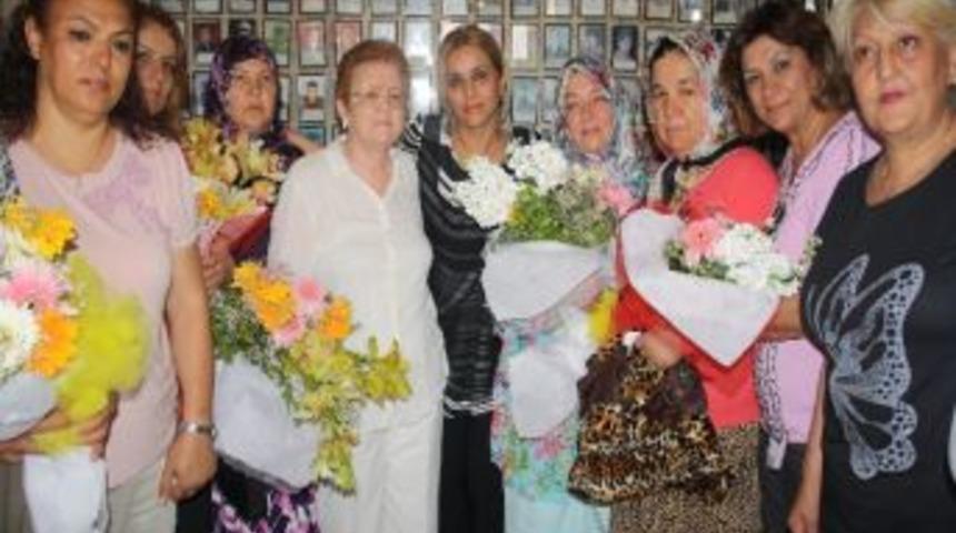 Chp&rsquo;li Kadınlardan Şehit Ve Gazi Annelerine Ziyaret