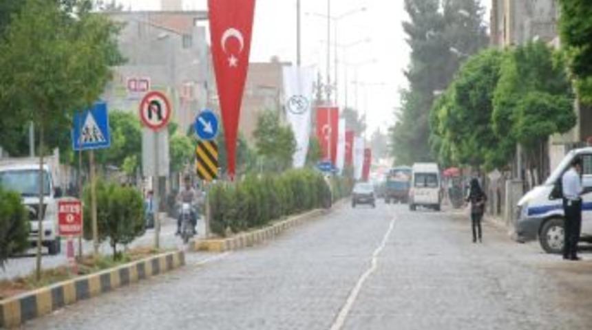 Suru&ccedil; İl&ccedil;esi Bayraklarla Donatıldı