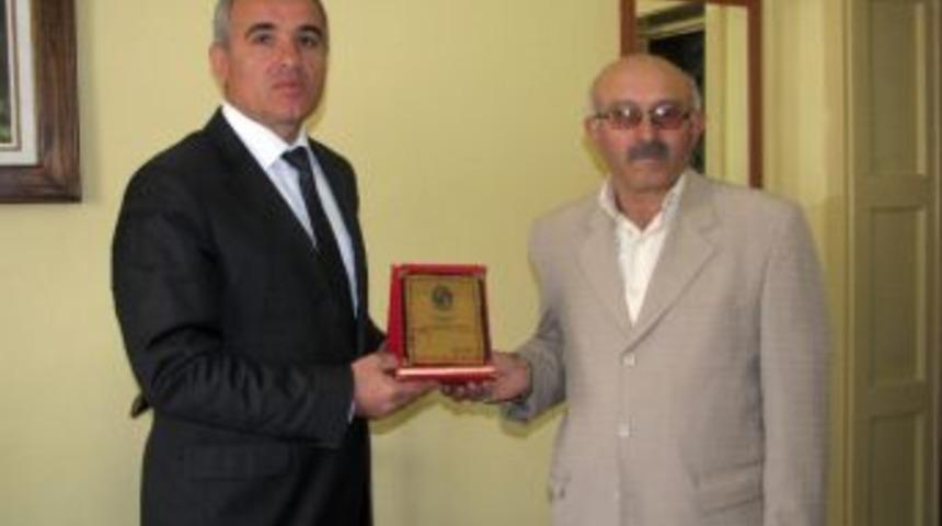 Soyder&rsquo;den, Sorgun Kaymakamı Kılı&ccedil;&rsquo;a Plaket