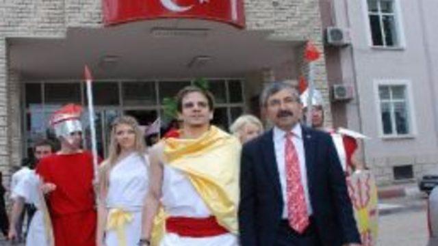 Sezar, Gladyatör Ve Köleleriyle Tokat’ta