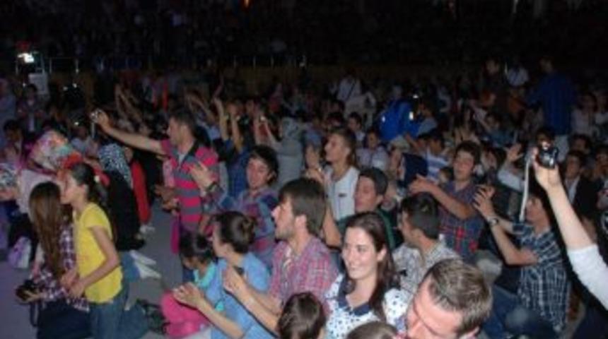 Uğur Işılak, Gen&ccedil;lik Konseri Verdi