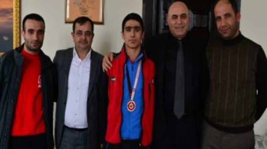 Yakutiye&rsquo;nin Sporcusuna B&uuml;y&uuml;k Onur