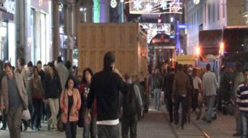 İstiklal Caddesi'nde Kamyon Şaşkınlığı