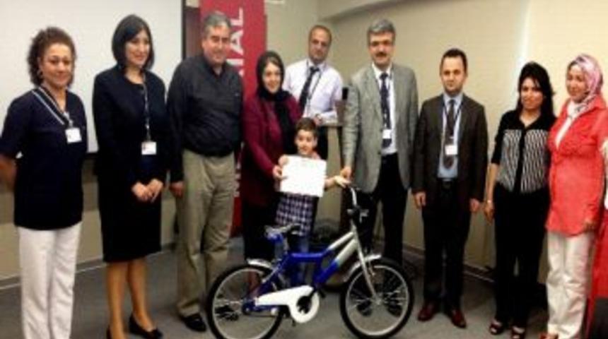 Kendi D&uuml;nyasını &Ccedil;izdi Memorıal&rsquo;dan &Ouml;d&uuml;l Aldı