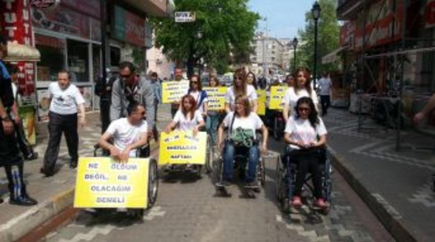 El Ele Vererek Engellerine Dikkat &Ccedil;ekmek Istediler