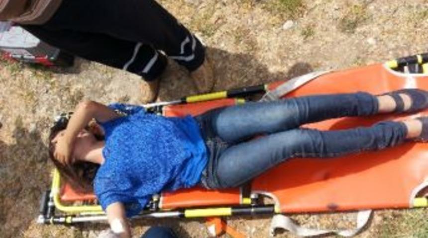 Tarihi Be&ccedil;in Kalesinden Aşağı D&uuml;şen Gen&ccedil;leri İtfaiye Kurtardı