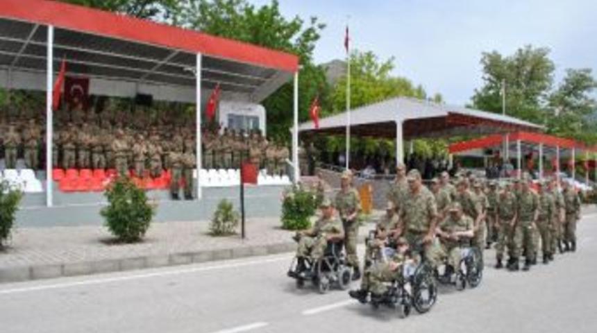 Yemin Eden Engellilere Askerden Ayakta Alkış