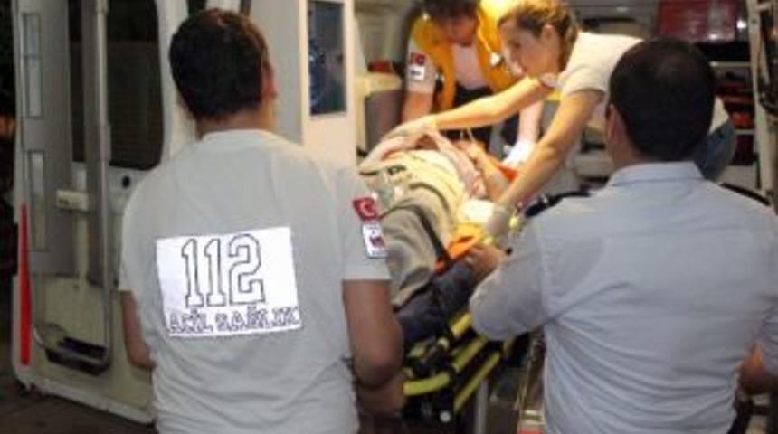 Alkoll&uuml; S&uuml;r&uuml;c&uuml; Duran Kamyona &Ccedil;arptı; 1 Ağır Yaralı