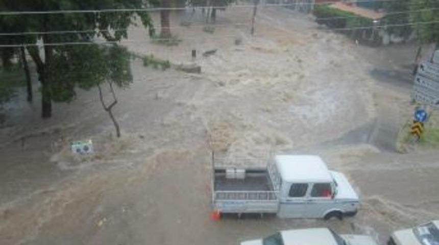İzmir&rsquo;deki Selde Tsunamayi Hatırlatan Dehşet Anları Kameralara Yansıdı