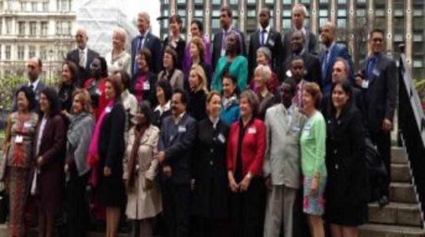 &Ouml;znur &Ccedil;alık, Londra&rsquo;da Parlamenterler Konferansı'da