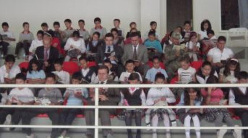 Savur Protokol&uuml; &Ouml;ğrencilerle Birlikte Topluca Kitap Okudu