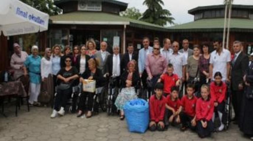 Ey&uuml;p G&uuml;ler'den Engellilere Sandalye Yardımı