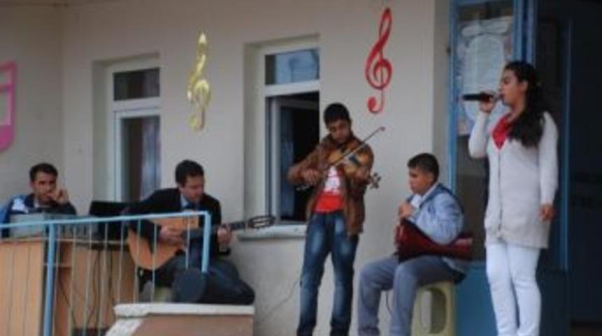 &Ouml;ğrencilerden Halk M&uuml;ziği Dinletisi