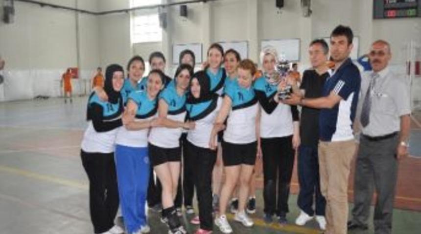 Bayanlar Voleybolda Şampiyon Ak&ccedil;akoca Myo Oldu