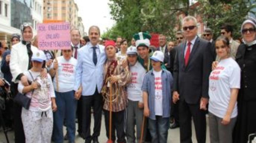 İşitme Engelli Gen&ccedil;ler İstiklal Marşı'nı İşaret Diliyle S&ouml;ylediler