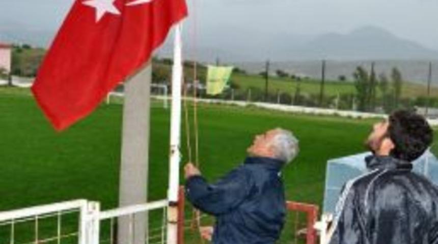 Suşehri Belediyespor&rsquo;dan T&uuml;rk Bayrağına Saygı