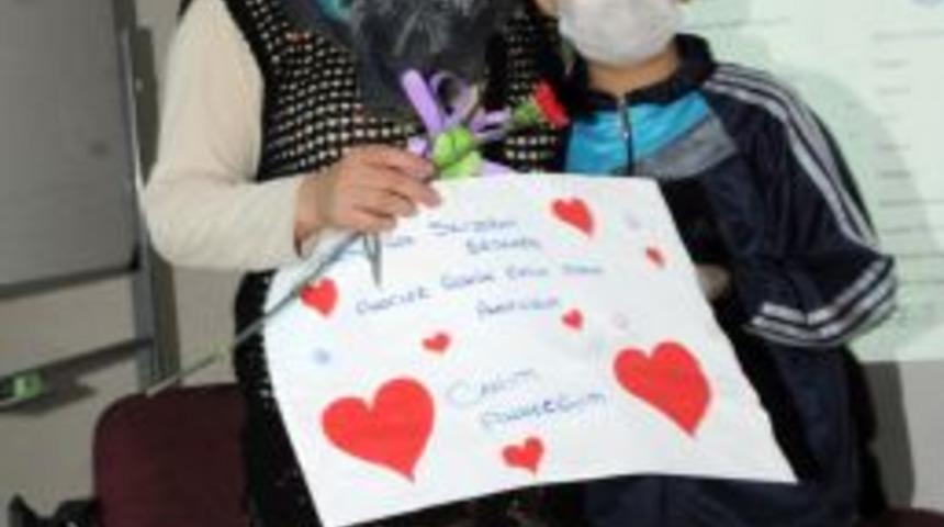 L&ouml;semili &Ccedil;ocuklar Kendileriyle Yakından Ilgilenen Doktoru, Yılın Annesi Se&ccedil;ti