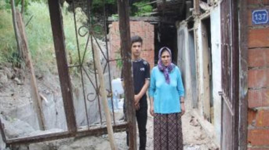 (özel Haber) Suyu Olmayan Gecekonduda İki Çocuğuyla Yaşıyor