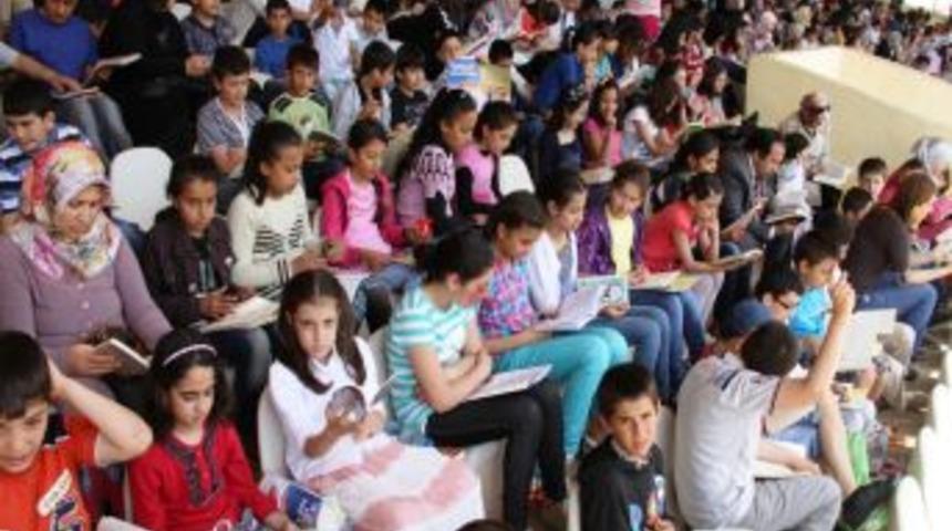 Mardin'de 3 Bin 500 Kişi Topluca Kitap Okudu