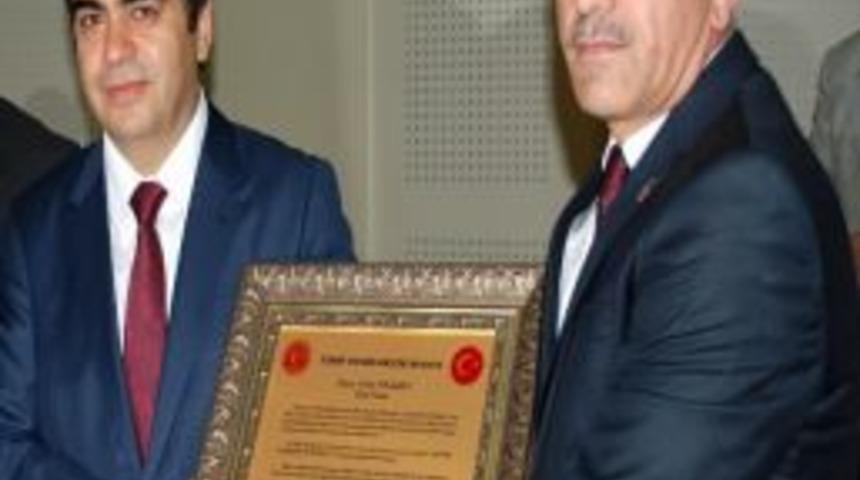 Vali D&uuml;zg&uuml;n&rsquo;e 'hemşehrilik Beratı&rsquo; Verildi