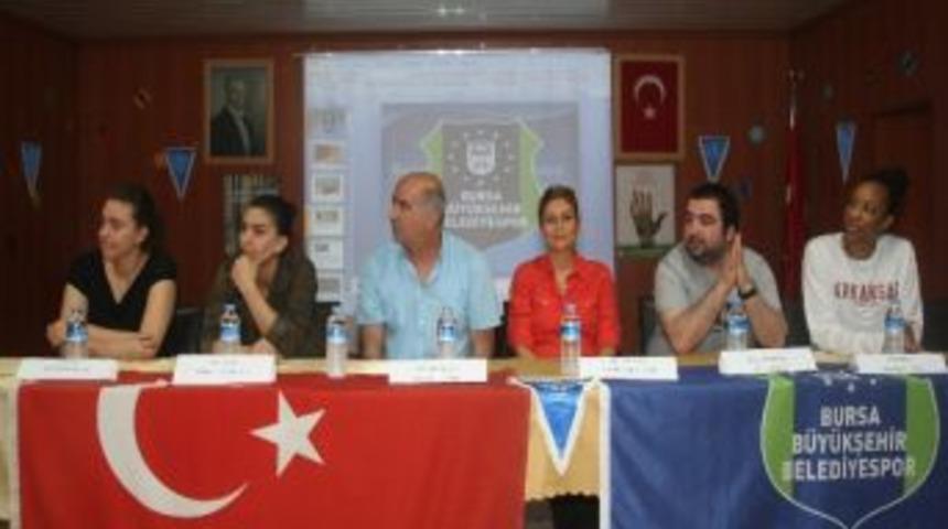 Periler Sahada Değil Okulda Terledi