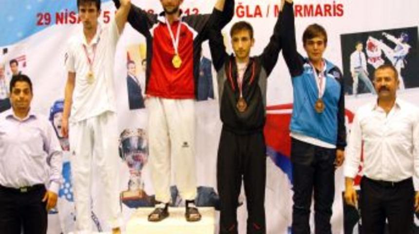 Alparslanlı Burakhan, Taekwondoda T&uuml;rkiye Şampiyonu Oldu
