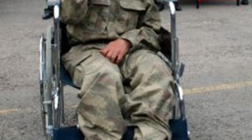 Tekerlekli Sandalyesinde Asker Olmanın Mutluluğunu Yaşadı