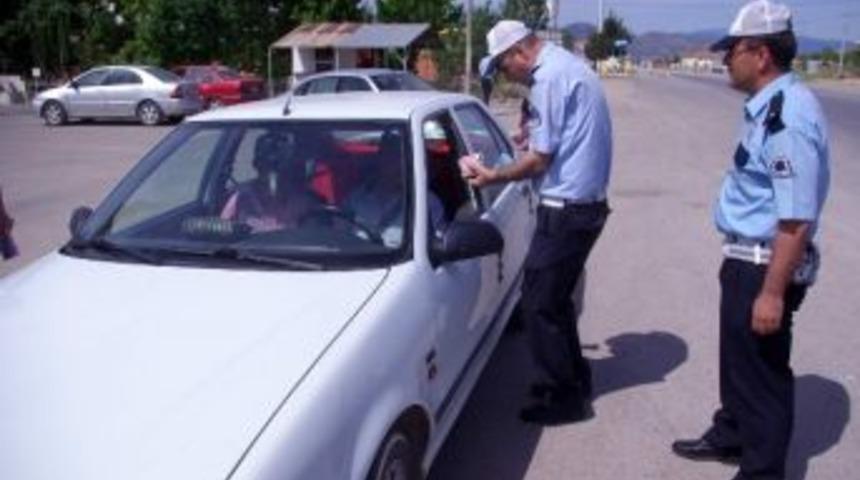 Trafik Polislerinden S&uuml;r&uuml;c&uuml;lere Leblebi