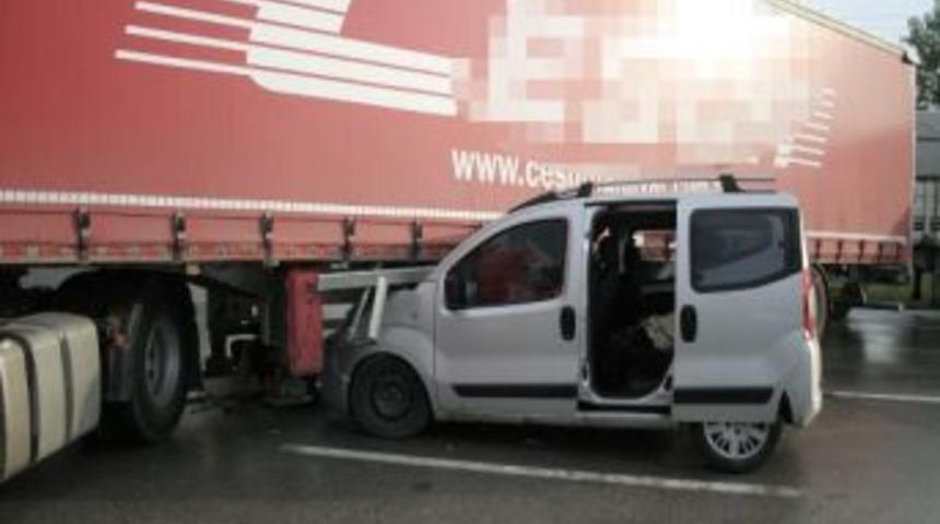 Kamyonet Tır&rsquo;a &Ccedil;arptı: 5 Yaralı