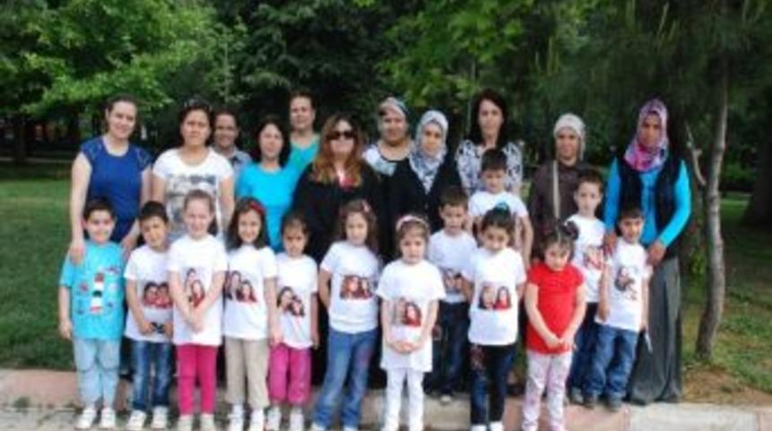 Annelerini G&ouml;ğ&uuml;slerinde Taşıdılar