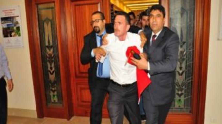 Manisa'da Akil Adamlar Toplantısında Bayrak Krizi