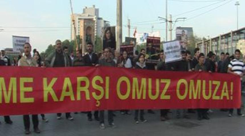 Taksim'de Dağılmayan Gruba Polis M&uuml;dahale Etti