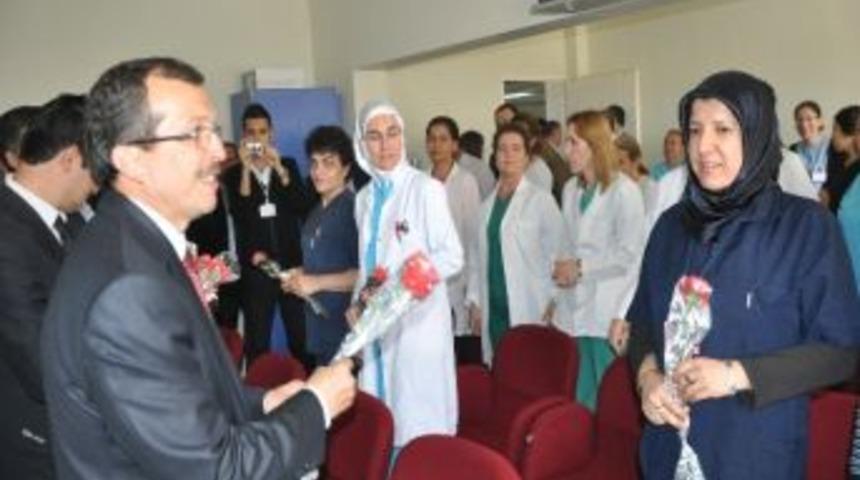 Ak Parti Manisa Milletvekili Aydemir'den Hemşirelere Karanfilli Kutlama