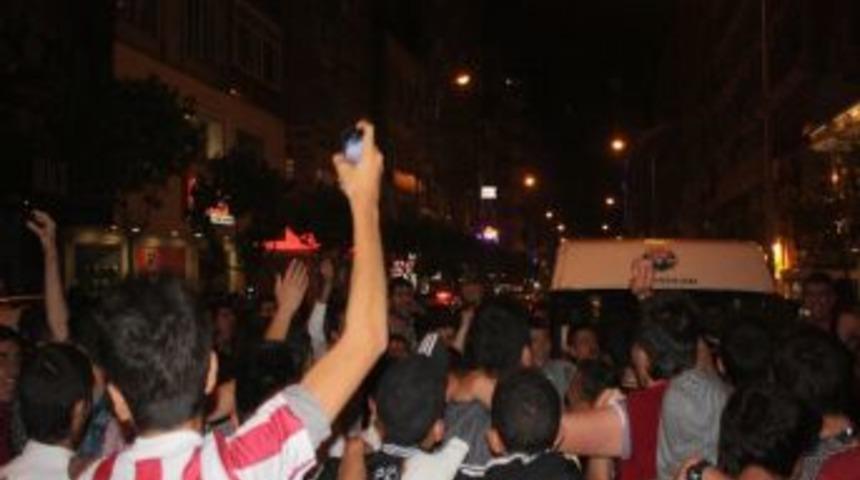 Sanica Boru Elazığspor Taraftarı Ligde Kalmayı Doyasıya Kutladı