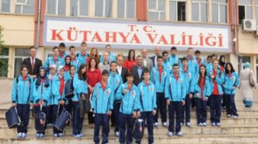 &Ouml;ğrencileri Vali &Ccedil;ift&ccedil;i Uğurladı