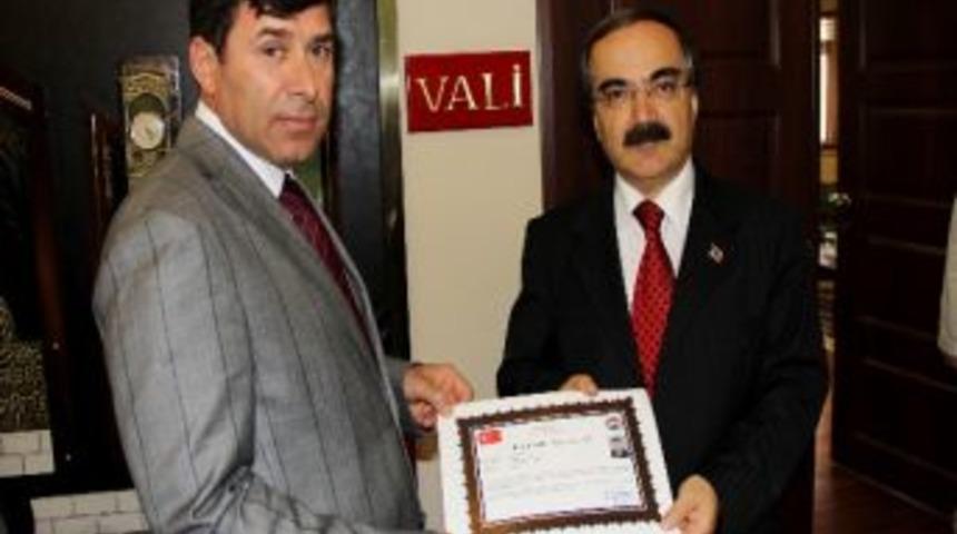 Vali Coş&rsquo;tan Milli Eğitim M&uuml;d&uuml;r&uuml; Selamet&rsquo;e &lsquo;başarı Belgesi&rsquo;