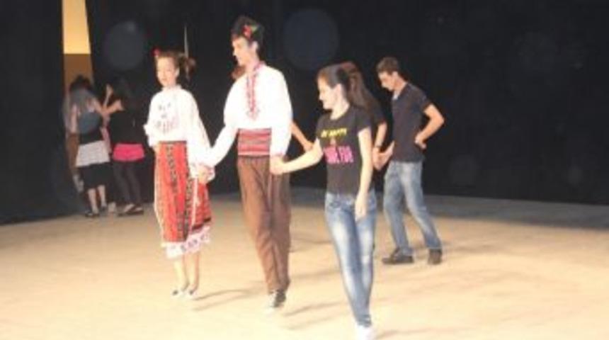 Hakkari&rsquo;de 4 Farklı &Uuml;lkenin Dansları Sergilendi