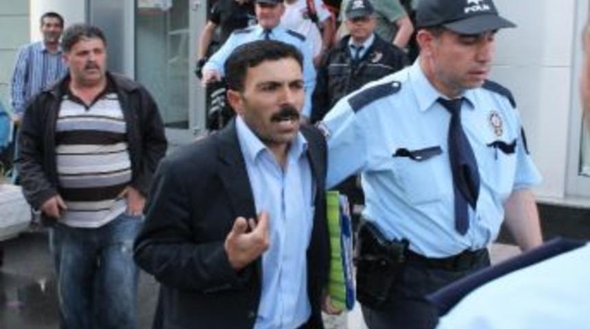 Evini Alamayınca, Eşi Ve 5 &Ccedil;ocuğuyla Benzinli Eylem Yaptı