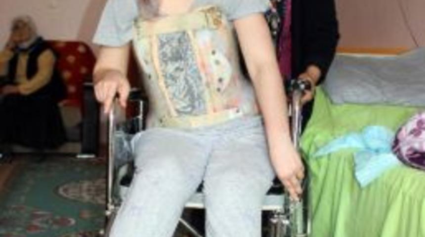 Ge&ccedil;irdiği Ameliyat Sebebiyle Fel&ccedil; Olan Kız Yardım Bekliyor