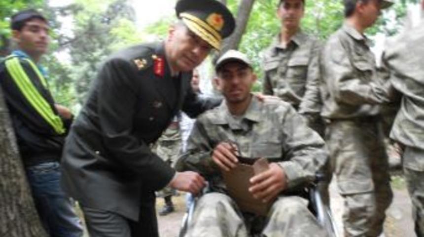 Engellilerin Temsili Askerlik T&ouml;renine Selender De Tanıklık Etti