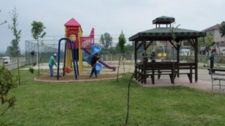 Kartepe'de Parklar Temizleniyor