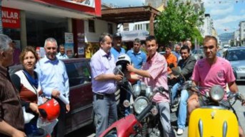 Dalaman Polisinden S&uuml;r&uuml;c&uuml;lere Kask Hediyesi