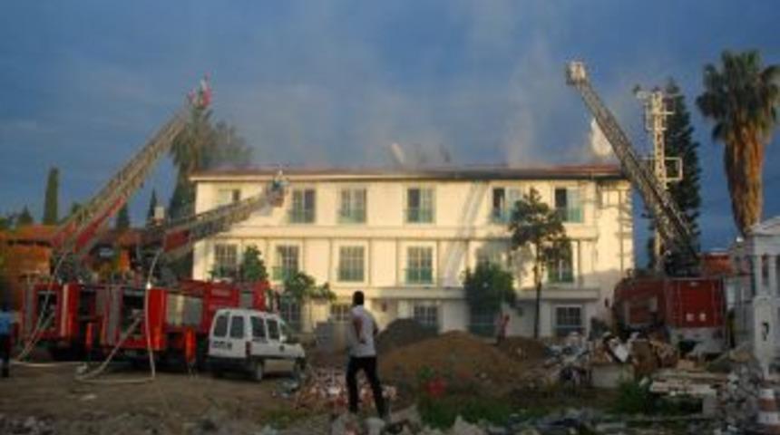 Side'de Bir Otelde Yangın &Ccedil;ıktı