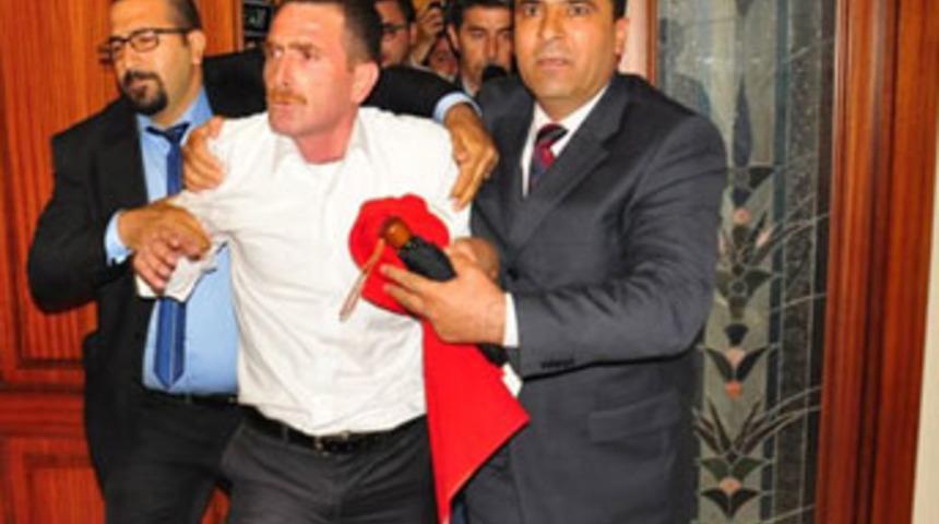 T&uuml;rk bayrağı a&ccedil;tı, dışarı atıldı