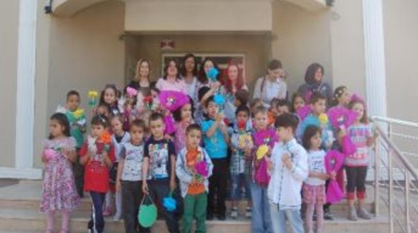 Minik &Ouml;ğrenciler Annelerine Sevgi &Ccedil;i&ccedil;eği Verdi