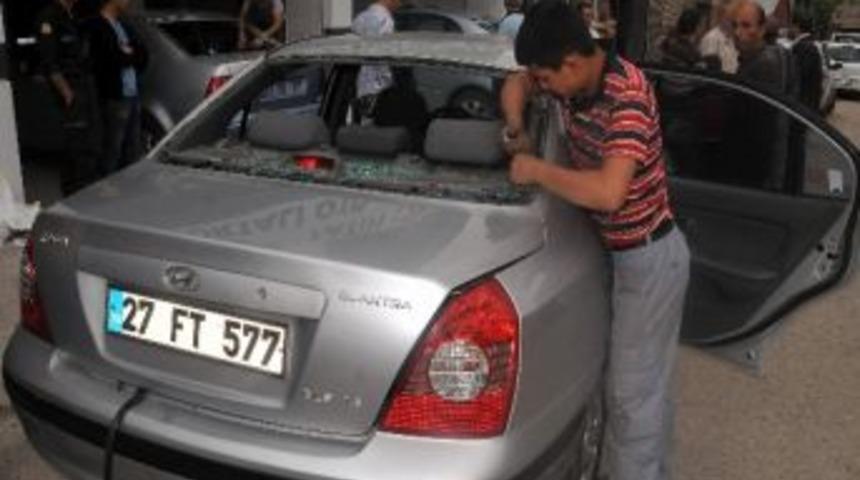 Dolu Yağışı Ara&ccedil;ların Camlarını Kırdı