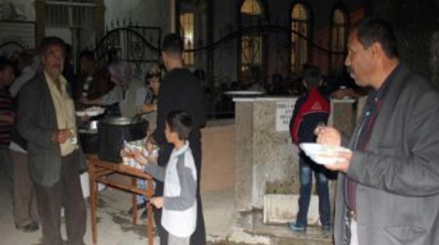 Roman Derneği &Uuml;&ccedil; Aylar Pilavı Dağıttı