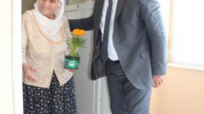 Başkan Tuna&rsquo;dan Annelere 60 Bin &Ccedil;i&ccedil;ek