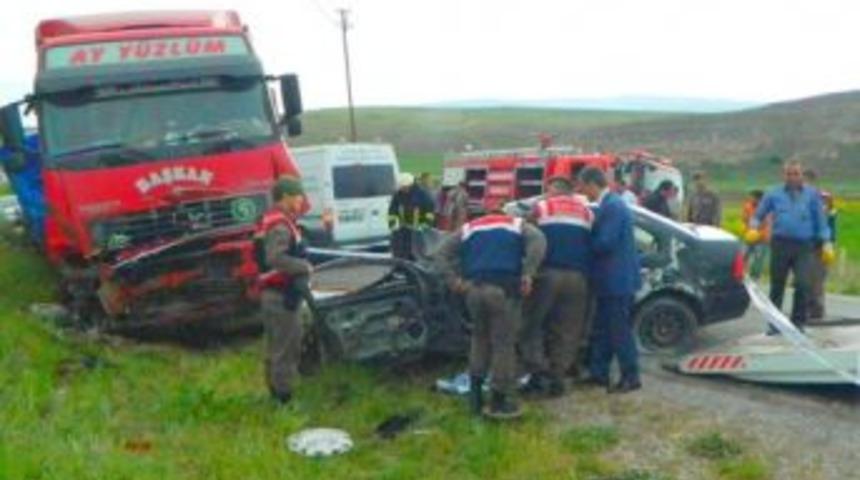 Osmancıklı TIR ile &Ccedil;arpışan Otomobil S&uuml;r&uuml;c&uuml;s&uuml; Yaşamını Yitirdi.