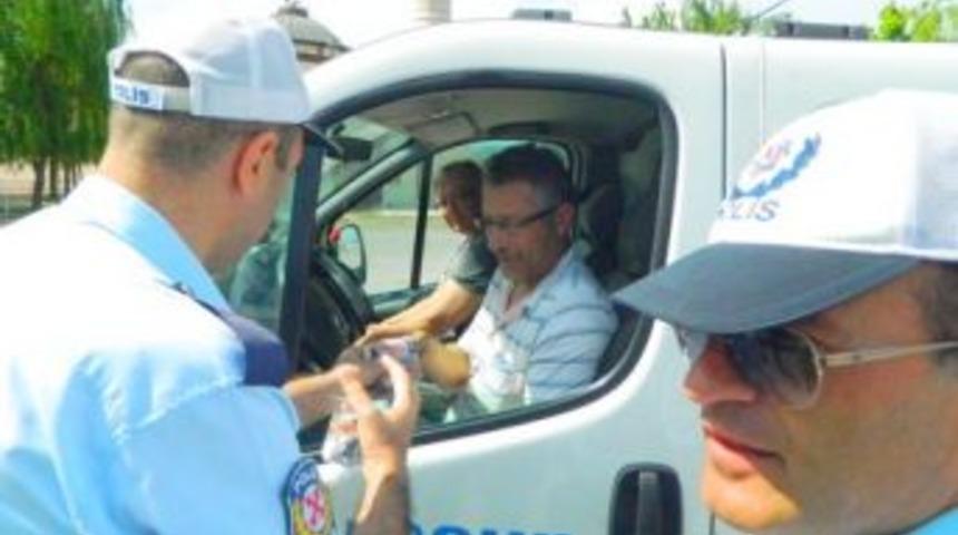 Trafik Polislerinden S&uuml;r&uuml;c&uuml;lere İkram